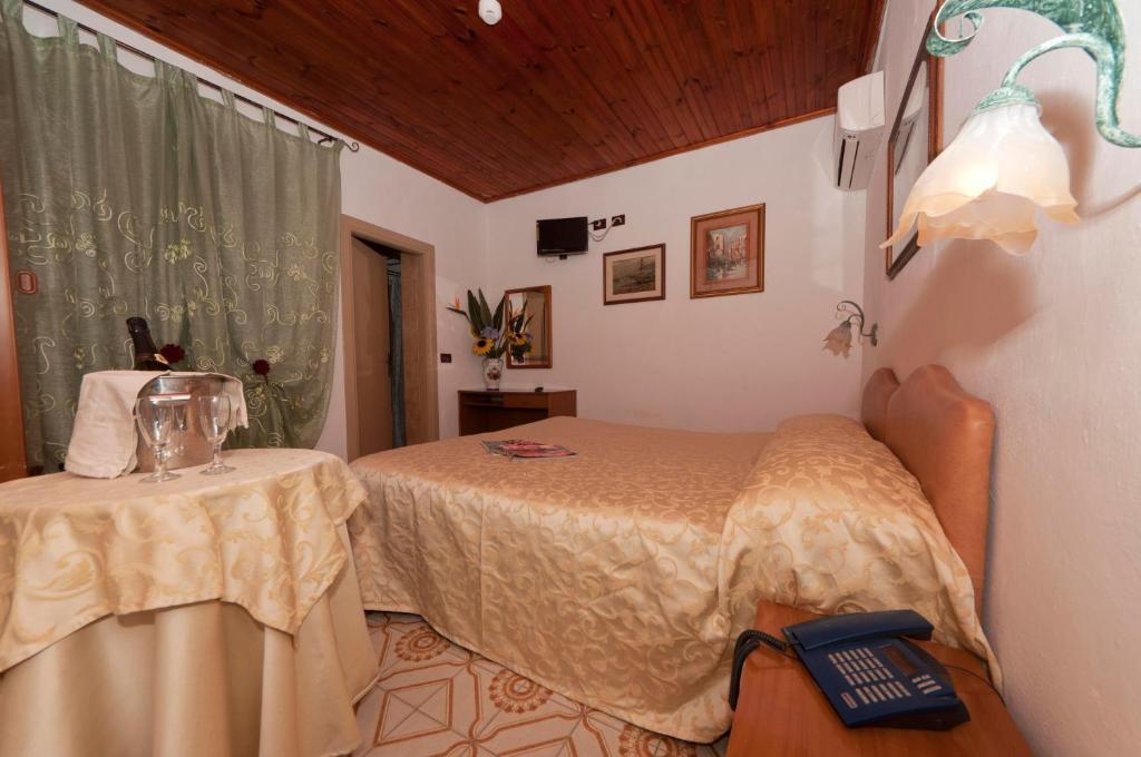 Hotel Villa Franca Forio di Ischia Habitación foto